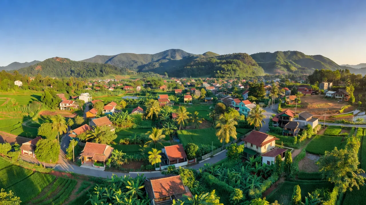 Thị trấn Tây Đằng, huyện Ba Vì, Hà Nội với cảnh sắc thiên nhiên xanh tươi và kết nối giao thông.