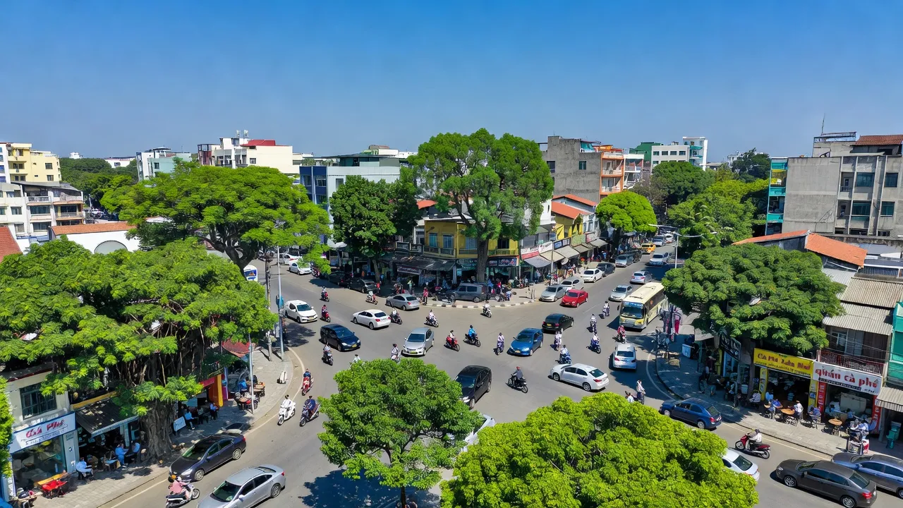 Cảnh quan nhộn nhịp thị trấn Xuân Mai, huyện Chương Mỹ, Hà Nội với đường phố và cây xanh.