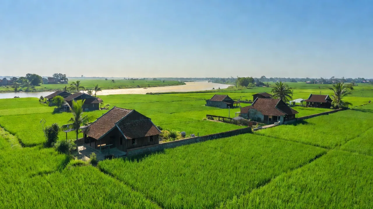 Xã Lệ Chi huyện Gia Lâm, Hà Nội với đồng xanh và nhà truyền thống gần sông Đuống.