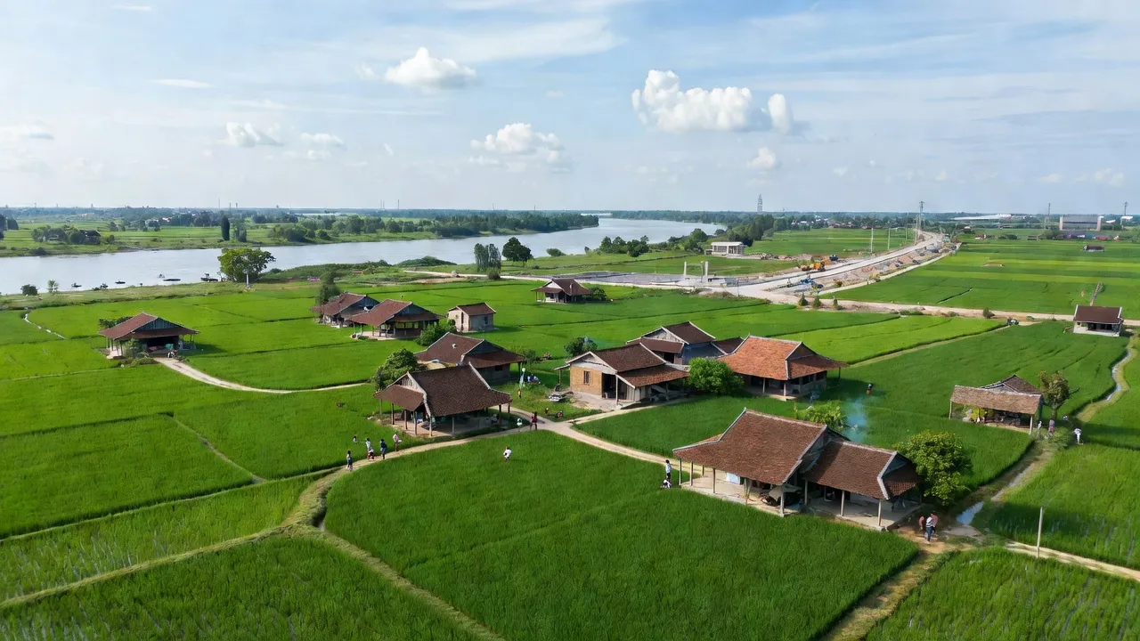 Khung cảnh Xã Chu Phan, huyện Mê Linh, Hà Nội với nhà truyền thống và cảnh quan xanh tươi.