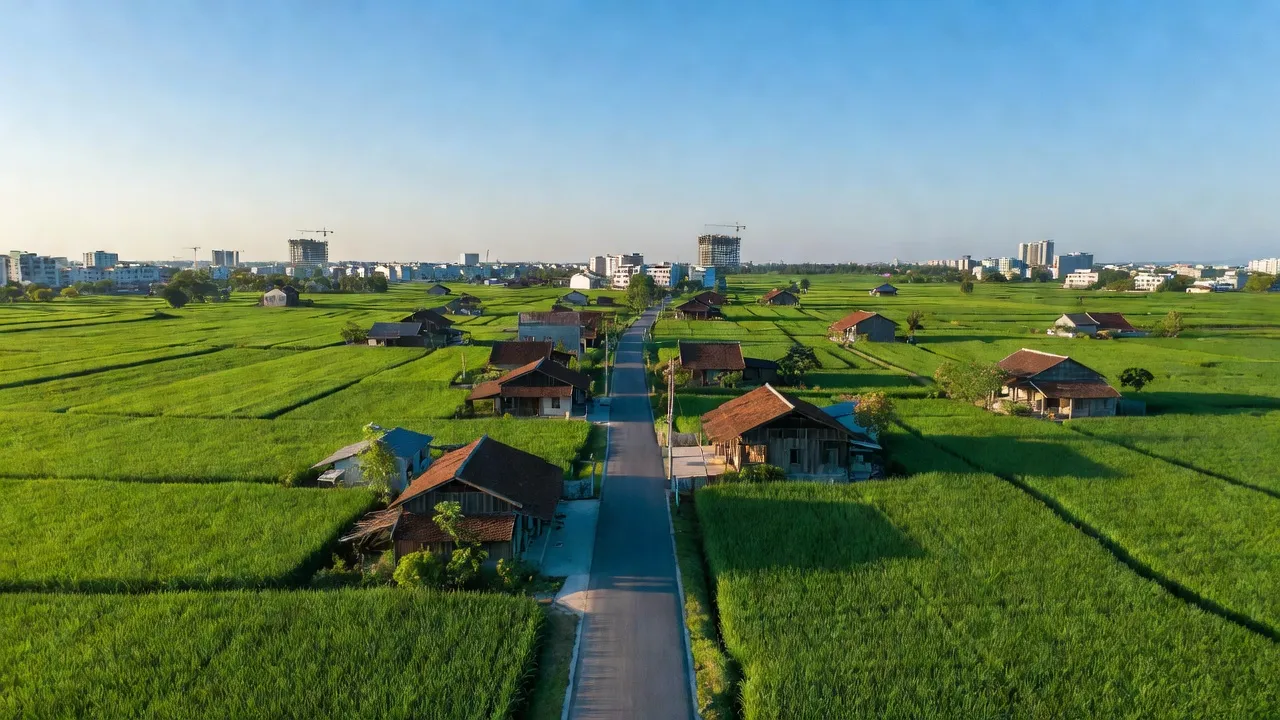 Cảnh đẹp xã Nam Tiến, huyện Phú Xuyên, Hà Nội với ruộng xanh và nhà nông thôn.