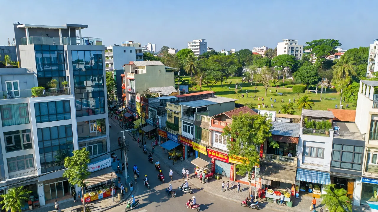 Khung cảnh Phường Phú Diễn, Bắc Từ Liêm, Hà Nội với đường phố nhộn nhịp và cây xanh, sunny daytime