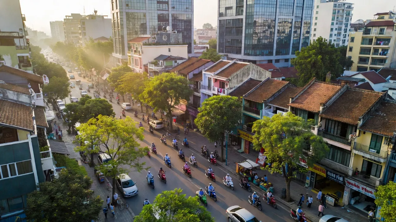 Phường Nam Đồng, Quận Đống Đa, Hà Nội với cảnh giao thông nhộn nhịp và kiến trúc phong phú.