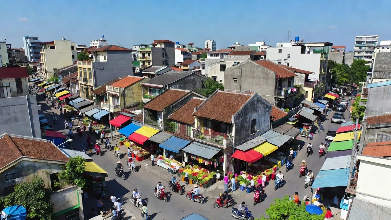 Phường Đồng Tâm, Quận Hai Bà Trưng, Hà Nội với đường phố nhộn nhịp và nhà truyền thống.