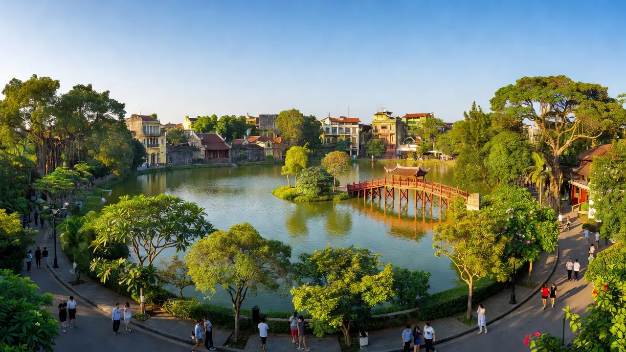 Quận Hoàn Kiếm, Hà Nội với hồ Hoàn Kiếm và cây cầu Thê Húc, môi trường sống nhộn nhịp.