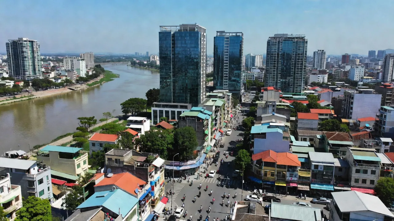 Phường Chương Dương, Quận Hoàn Kiếm, Hà Nội với cảnh sông Hồng và đô thị nhộn nhịp.
