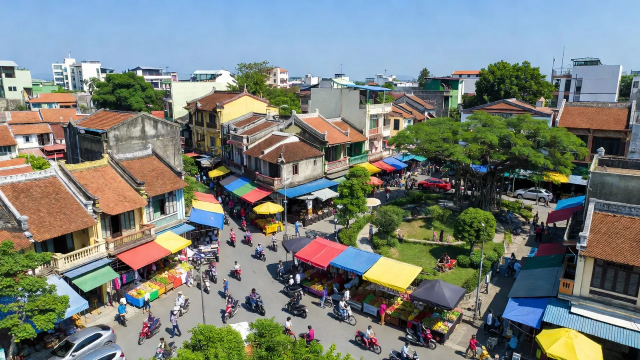Cửa Nam, Quận Hoàn Kiếm, Hà Nội with lively streets, traditional homes, urban atmosphere, and greenery.