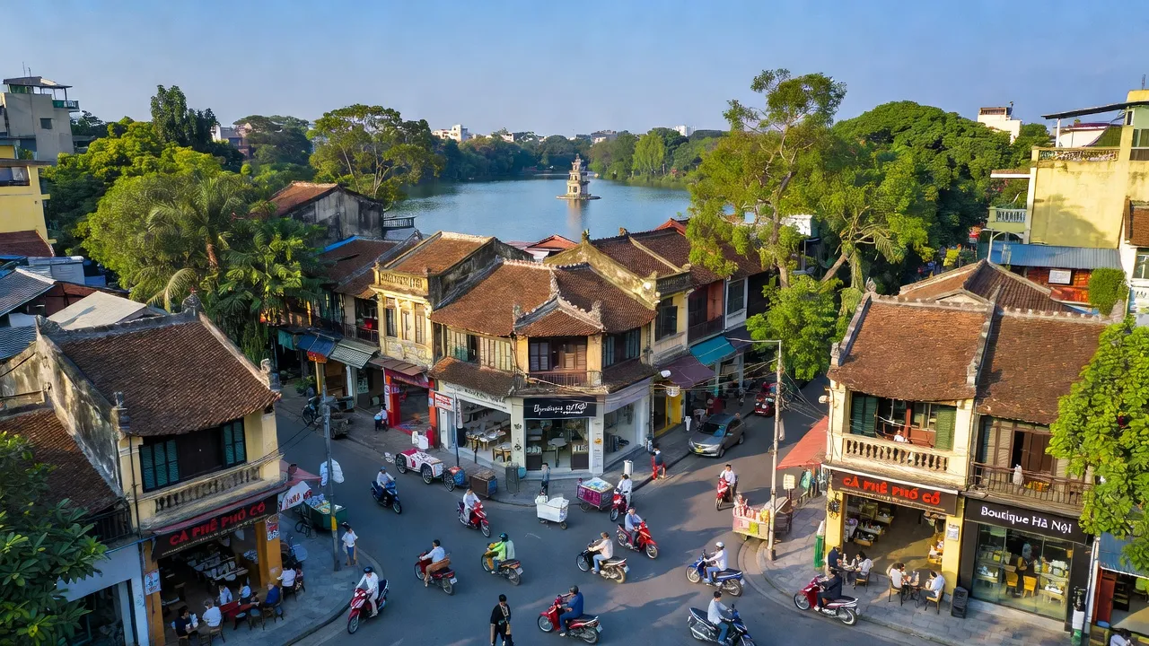 Khung cảnh Phường Hàng Buồm Hà Nội với kiến trúc truyền thống và hồ Hoàn Kiếm rõ nét.