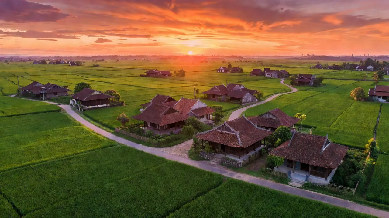 Xã Đông Yên ở huyện Quốc Oai, Hà Nội, với cánh đồng xanh và nhà truyền thống Việt Nam.