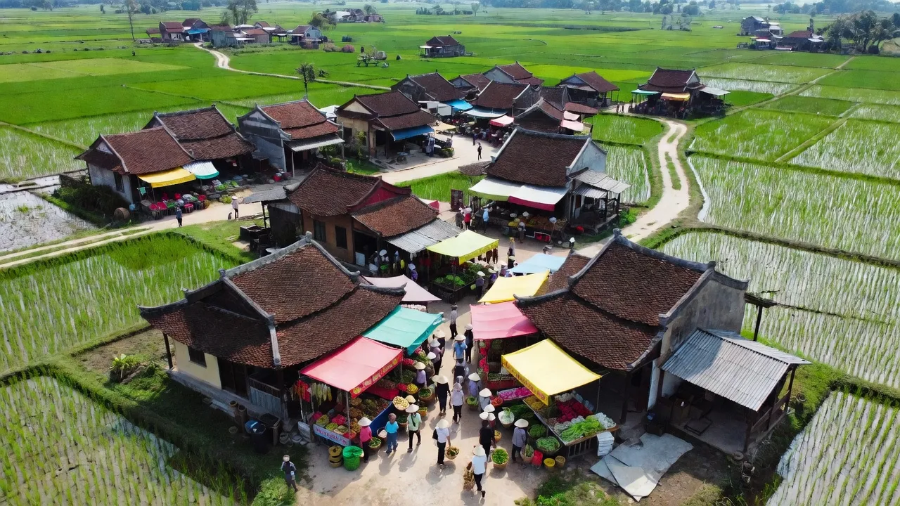 Khung cảnh xã Đông Xuân, huyện Sóc Sơn với kiến trúc truyền thống Bắc Bộ, đồng xanh, chợ địa phương sôi động.