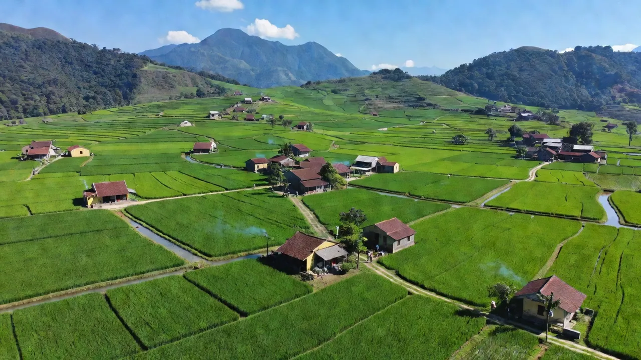 Toàn cảnh Xã Tân Minh, Huyện Sóc Sơn, Hà Nội với đồng xanh và cảnh quan núi non