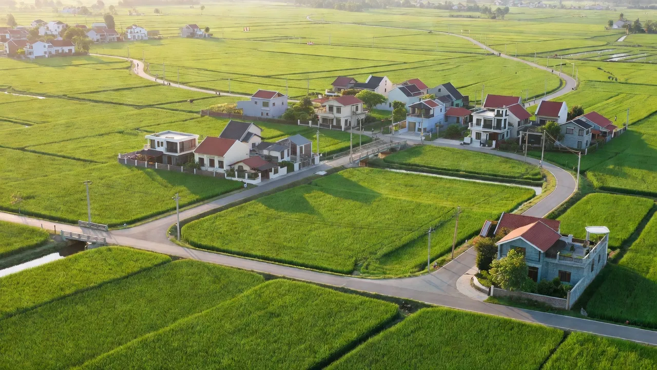 Cảnh quan xã Hồng Dương, huyện Thanh Oai, Hà Nội, với cánh đồng xanh và sự phát triển nông thôn mới.