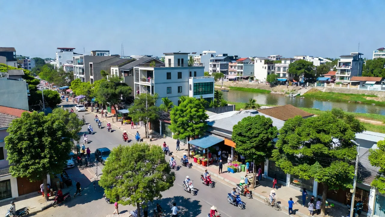 Khung cảnh xã Tam Hiệp, huyện Thanh Trì, Hà Nội với đường phố và sông Tô Lịch.