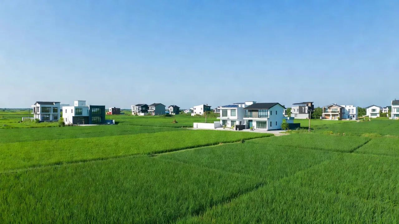 Khung cảnh thanh bình tại Phường Đậu Liêu, Thị xã Hồng Lĩnh, với cánh đồng xanh và nhà hiện đại.
