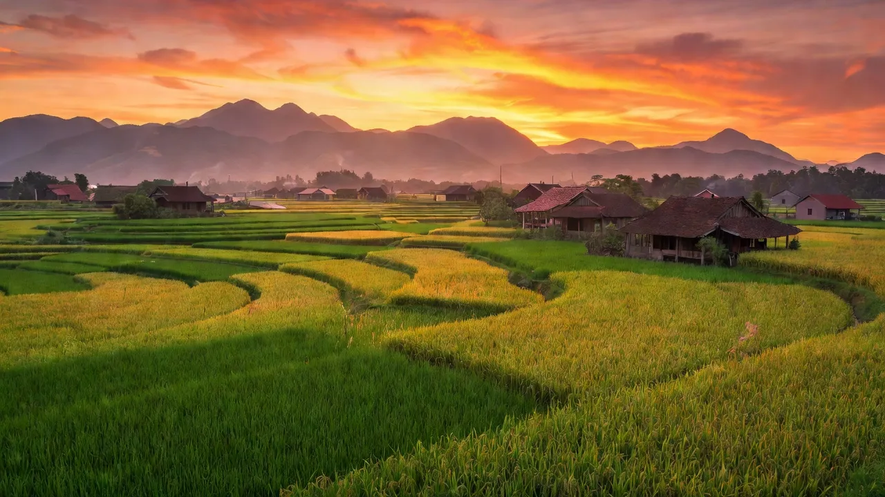 Quang Diệm xã Hương Sơn Hà Tĩnh, cảnh quan nông thôn với đồng ruộng và núi đồi.