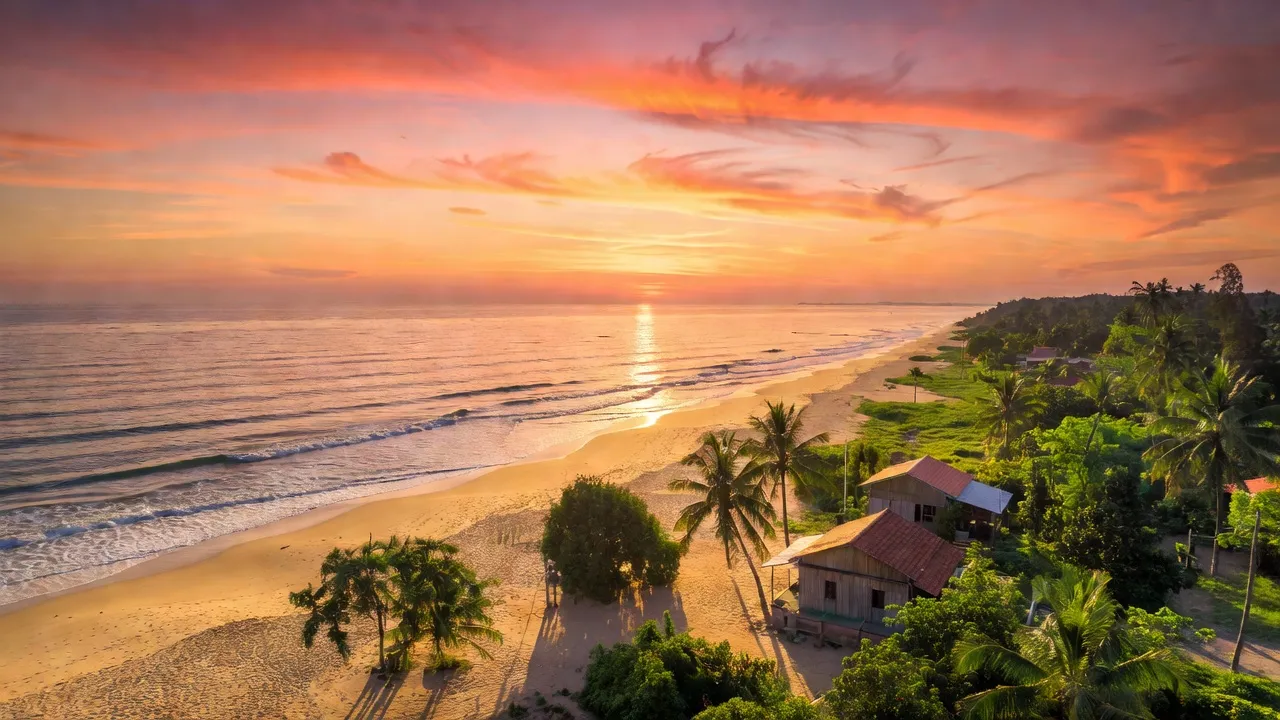 Bờ biển Phường Kỳ Long, Huyện Kỳ Anh, Hà Tĩnh với sóng và hoàng hôn rực rỡ.