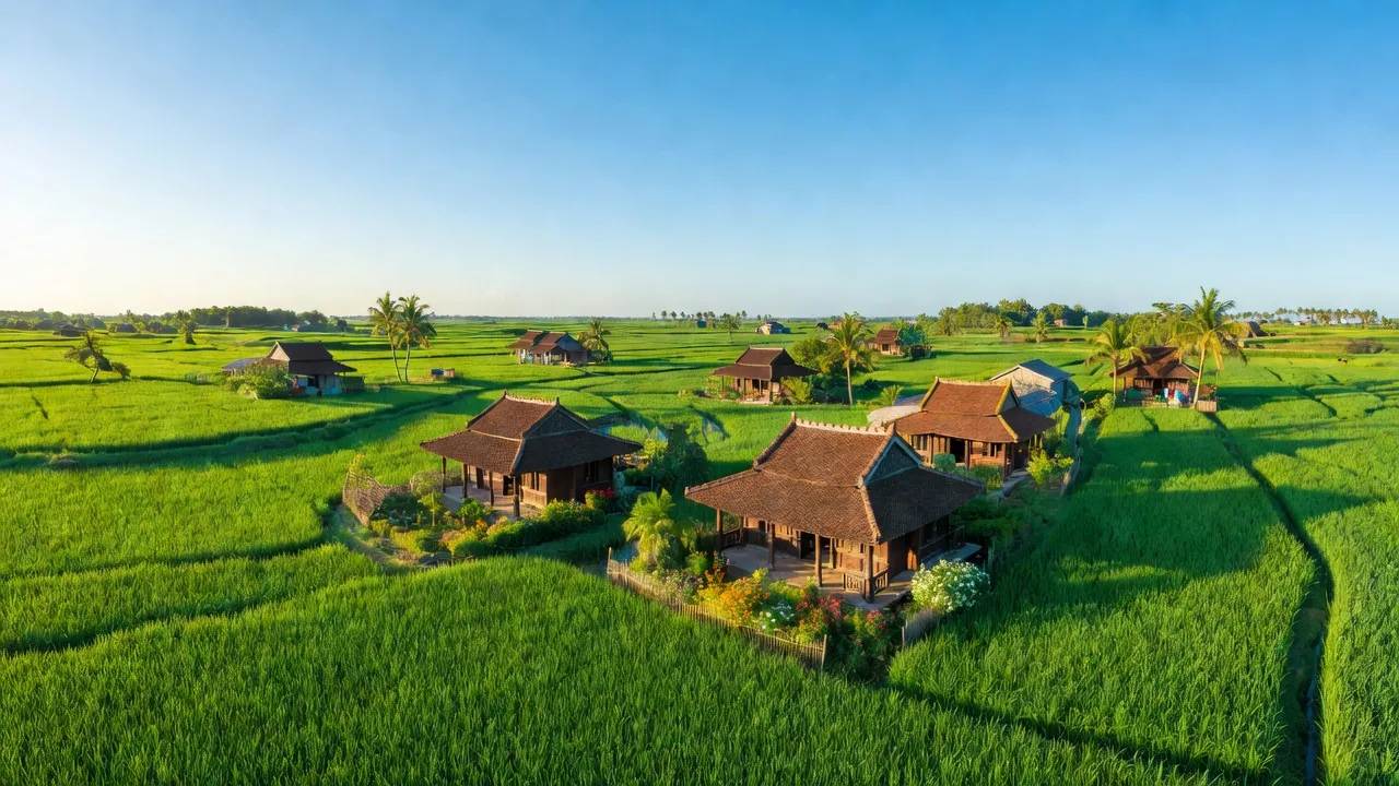 Thạch Hà, huyện Hà Tĩnh với cảnh sắc thiên nhiên xanh tươi, nhà truyền thống và bầu trời trong xanh.