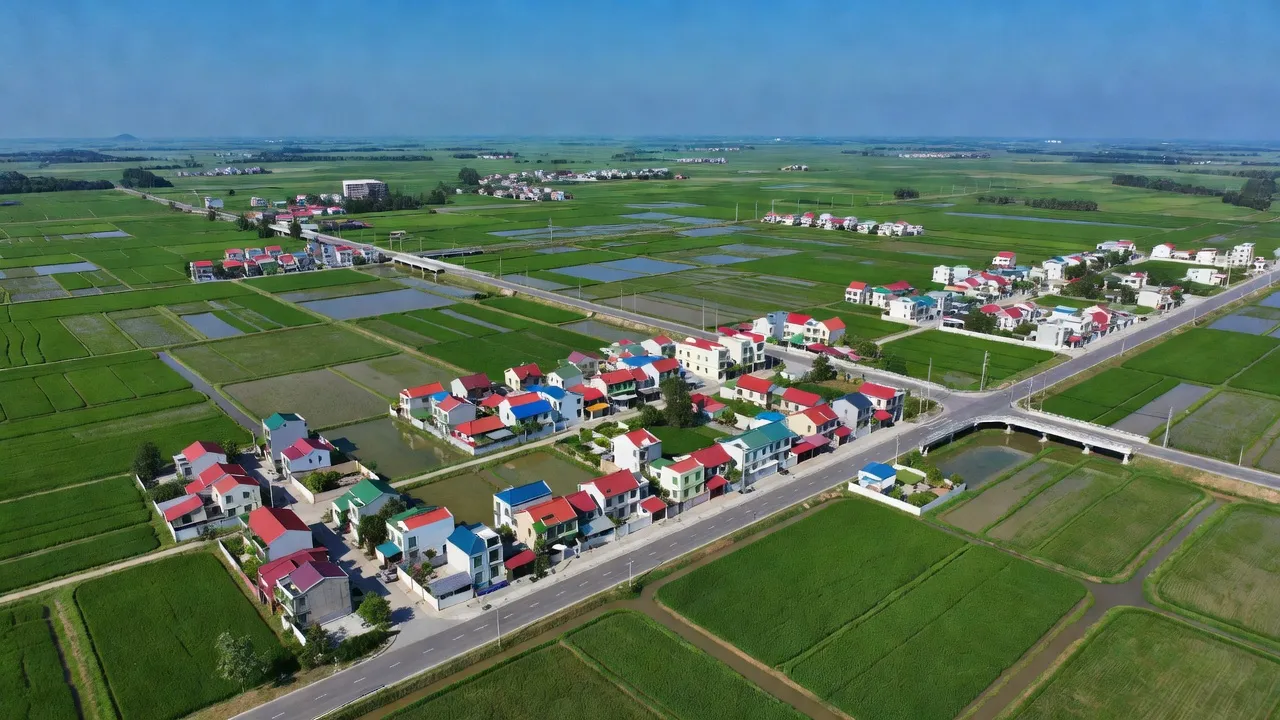 Quang cảnh xã Cẩm Hoàng, huyện Cẩm Giàng, tỉnh Hải Dương, với hạ tầng và đồng ruộng xanh tươi.