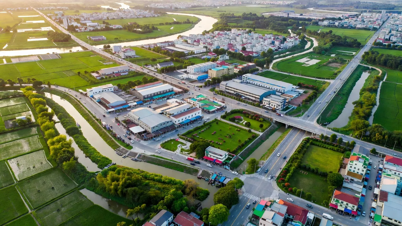 Toàn cảnh phường Văn Đức, thành phố Chí Linh, tỉnh Hải Dương, với sông và khu kinh tế mở.