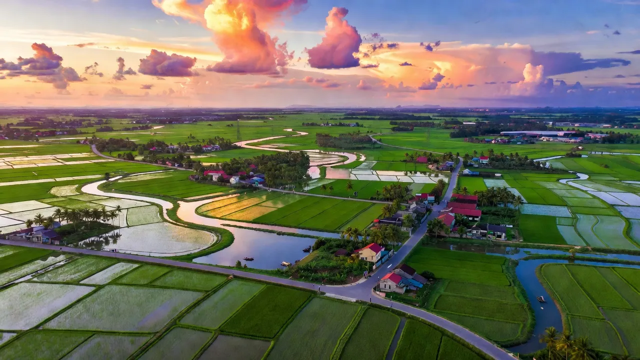 Huyện Kim Thành, Hải Dương, với cánh đồng xanh và dòng sông, biểu tượng cho sự phát triển địa phương.
