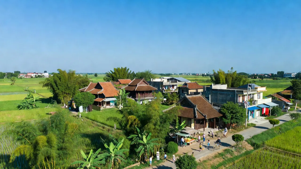 Khung cảnh Phường Thái Thịnh, Thị xã Kinh Môn, tỉnh Hải Dương với cây xanh và kiến trúc cộng đồng.