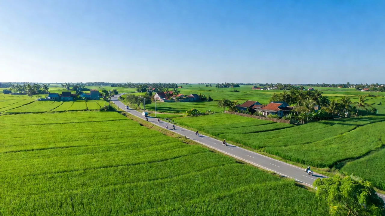 Toàn cảnh xã An Tiến, huyện An Lão, Hải Phòng với cánh đồng và đường giao thông rõ nét.