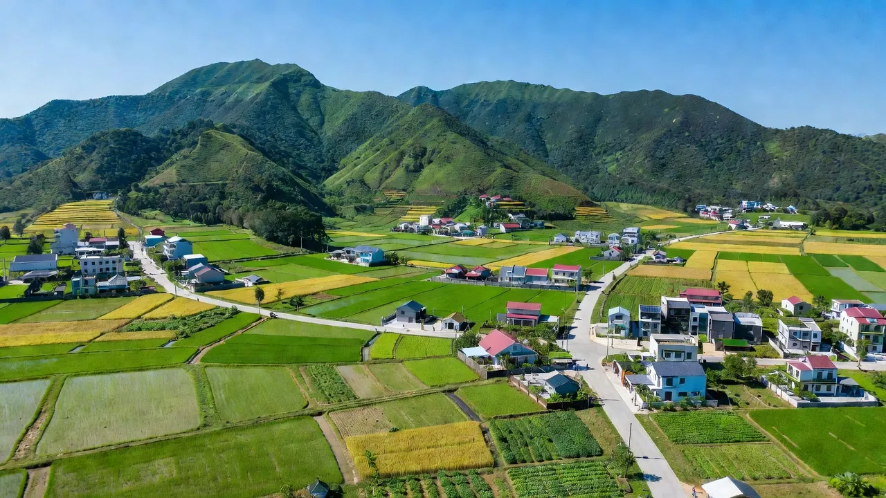 Cảnh quan xã Tân Dân, huyện An Lão, Hải Phòng với núi xanh và đồng ruộng phát triển.