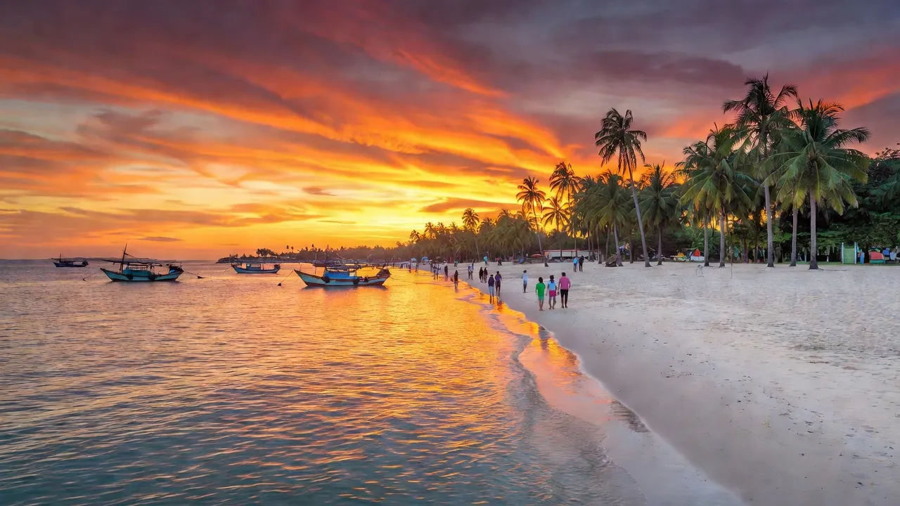 Bãi biển Đồ Sơn, thành phố Hải Phòng với cát trắng và thuyền đánh cá, huyền ảo trong ánh hoàng hôn.