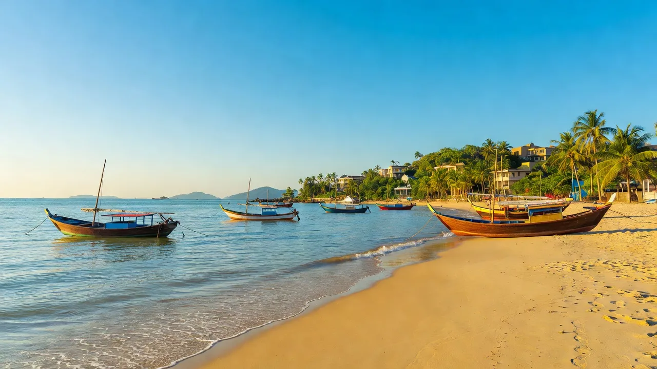 Quận Đồ Sơn, Hải Phòng với cảnh biển, bãi cát đẹp, thuyền đánh cá truyền thống.