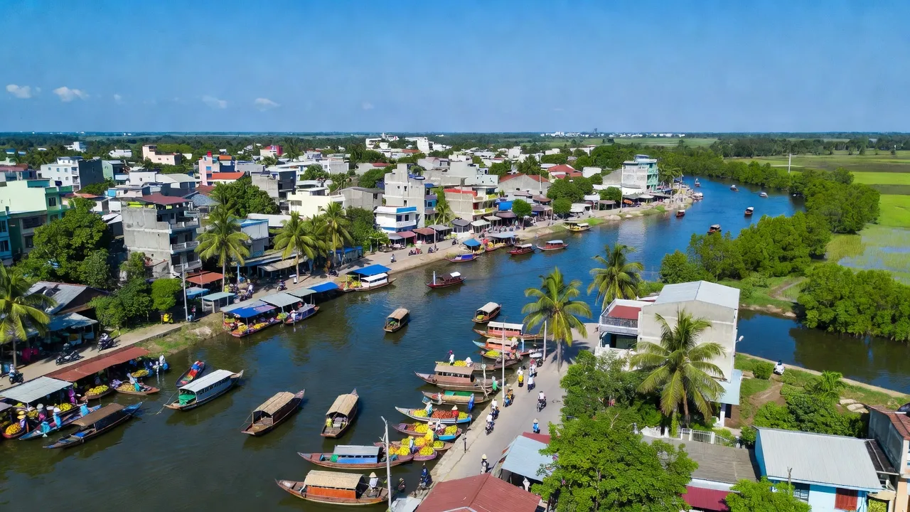 Cảnh quan thành phố Ngã Bảy, Hậu Giang, kết hợp giữa đô thị và sông nước miền Tây.