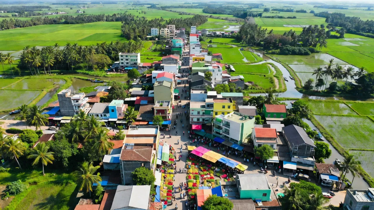 Khung cảnh thị trấn Kinh Cùng, huyện Phụng Hiệp, tỉnh Hậu Giang với thiên nhiên và phát triển đô thị.
