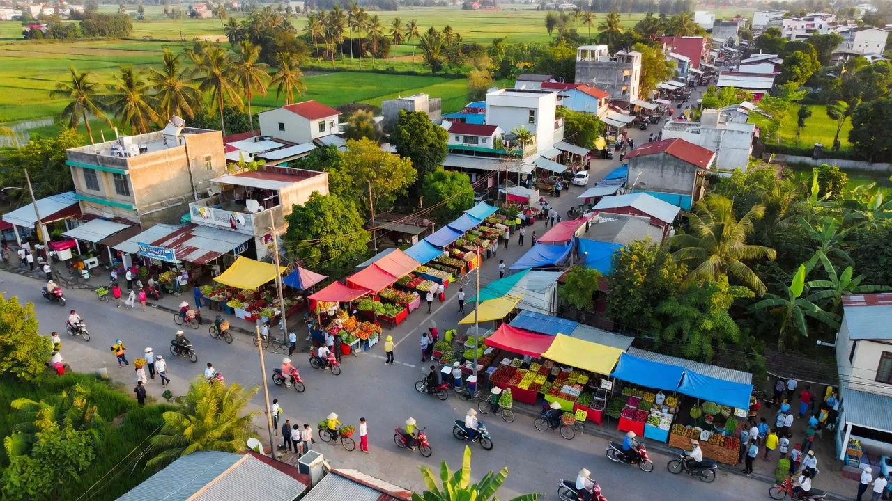 Thị trấn Kinh Cùng, huyện Phụng Hiệp, Hậu Giang, cảnh quan đô thị và hoạt động giao thương nhộn nhịp.