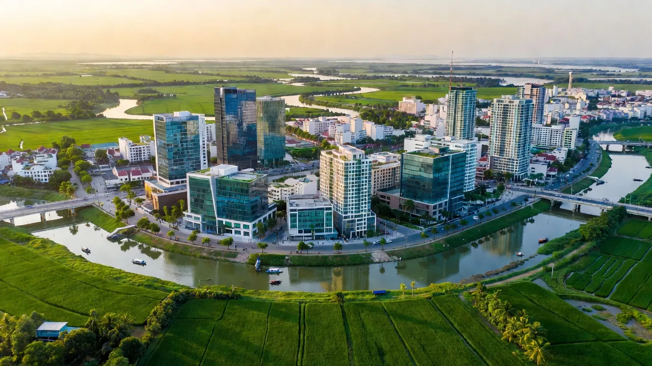 Khung cảnh thành phố Vị Thanh, tỉnh Hậu Giang, với sông và kiến trúc hiện đại, miêu tả sự phát triển kinh tế.