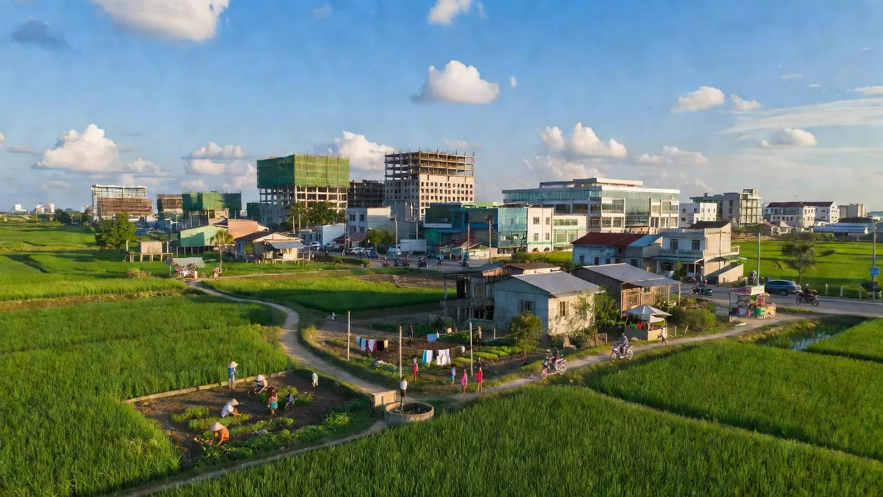 Cảnh quan Xã Phong Phú, Bình Chánh, Thành phố Hồ Chí Minh, thể hiện phát triển đô thị và không gian xanh.