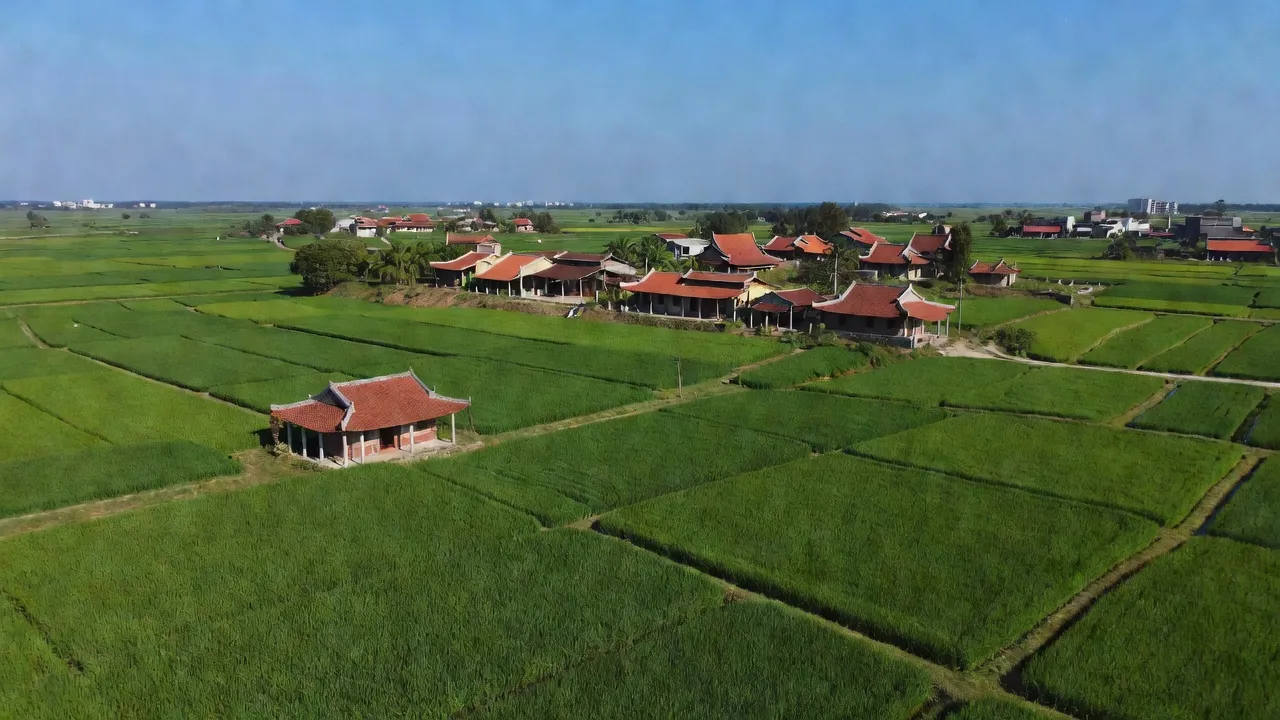 Cảnh quan Xã Hòa Phú, cây cối xanh tươi, kiến trúc truyền thống, gần Củ Chi, Hồ Chí Minh.