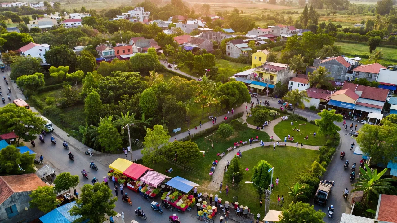 Bức tranh toàn cảnh Xã Phú Mỹ Hưng ở huyện Củ Chi, TP Hồ Chí Minh, với cảnh đẹp thiên nhiên và giao thông.