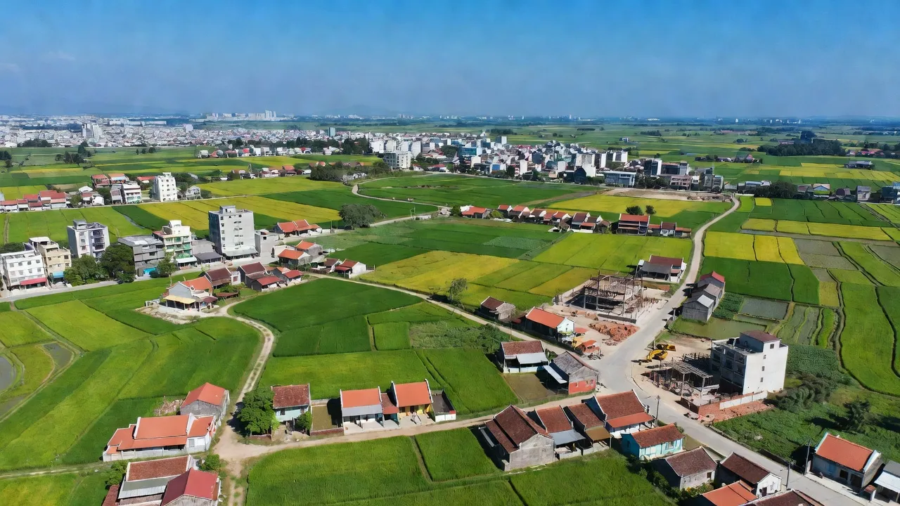 Khung cảnh Xã Tân Hiệp, Huyện Hóc Môn, với nông thôn và đô thị hòa quyện, Thành phố Hồ Chí Minh.