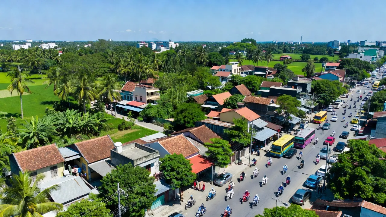 Khung cảnh xanh tươi của xã Trung Chánh, huyện Hóc Môn, thành phố Hồ Chí Minh với đường phố nhộn nhịp.