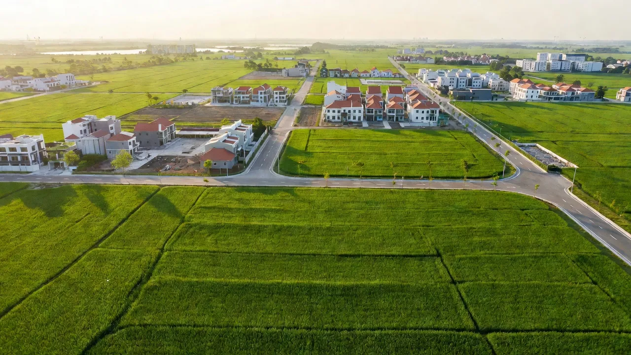 Cảnh đẹp xã Long Thới, huyện Nhà Bè với cánh đồng xanh và khu đô thị mới ở Hồ Chí Minh.