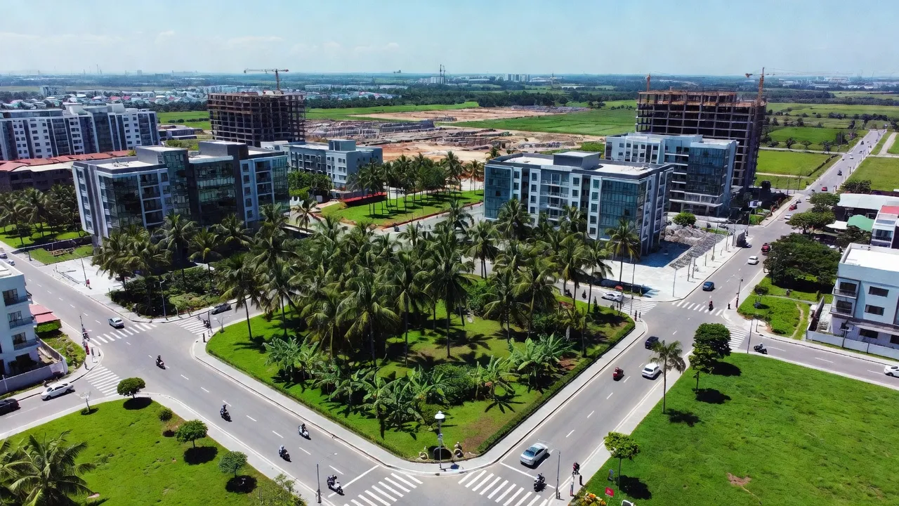 Khung cảnh xã Phước Lộc, huyện Nhà Bè, TP Hồ Chí Minh với cơ sở hạ tầng hiện đại và cây xanh.