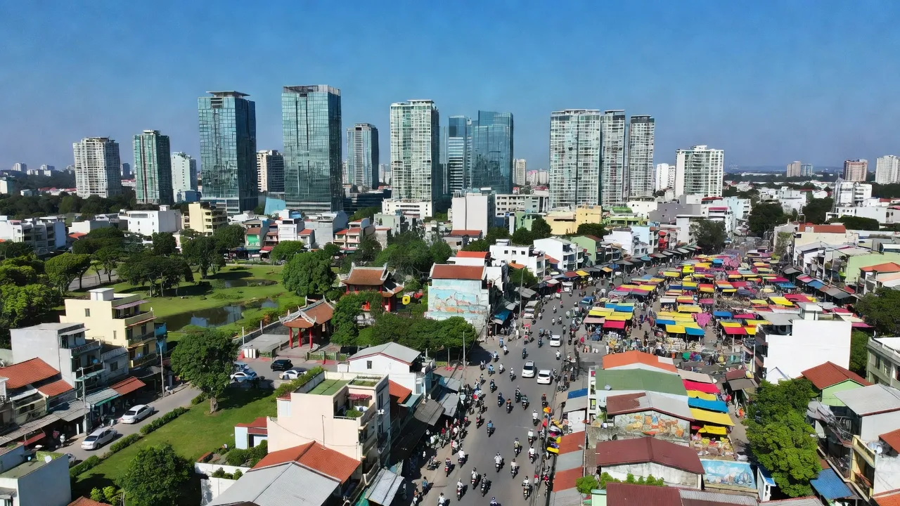 Quận 12 thành phố Hồ Chí Minh, khu vực đô thị nhộn nhịp với các tòa nhà hiện đại và kiến trúc truyền thống.