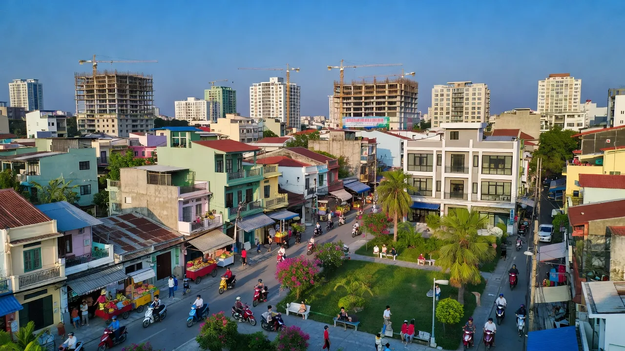 Nhà cửa và không gian xanh tại phường Tân Hưng Thuận, Quận 12, Thành phố Hồ Chí Minh, phát triển nhanh.
