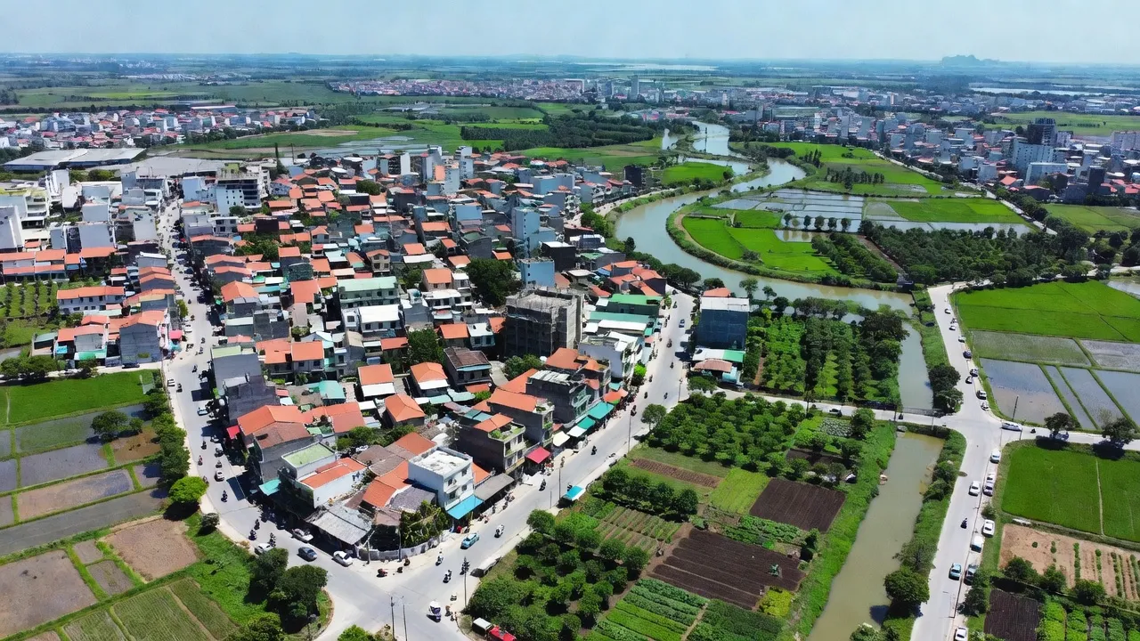 Qu view of Phường Thạnh Lộc, Quận 12, Thành phố Hồ Chí Minh with lush greenery and cityscape.