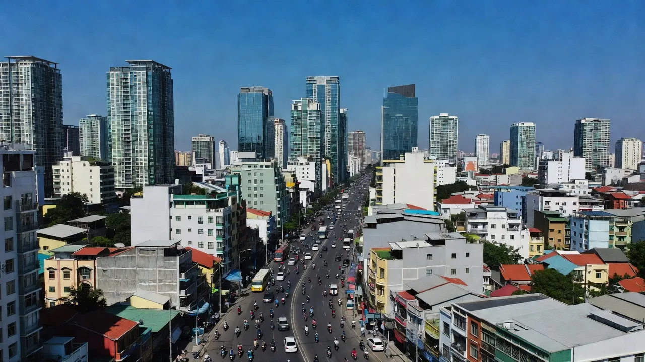 Khung cảnh đô thị tại Phường 18, Quận 4, Thành phố Hồ Chí Minh, gần đường Nguyễn Tất Thành.