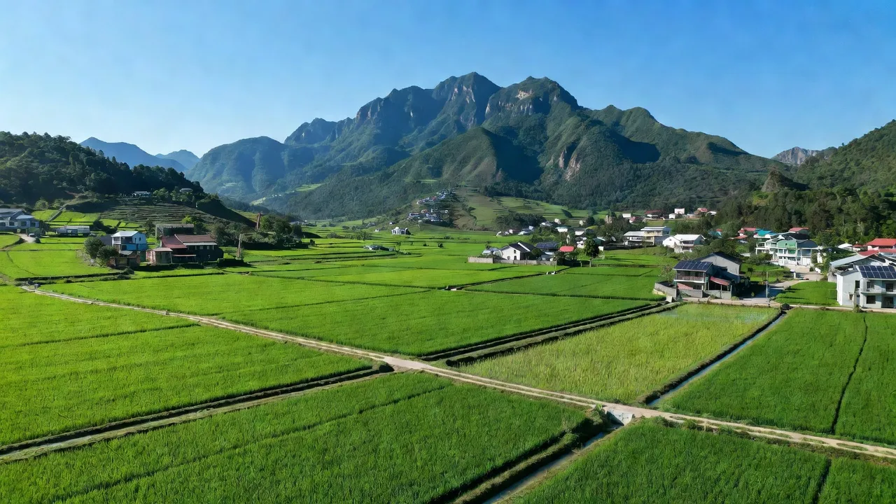 Cảnh đẹp xã Nam Phong, huyện Cao Phong, tỉnh Hòa Bình với cánh đồng xanh và núi non hùng vĩ.