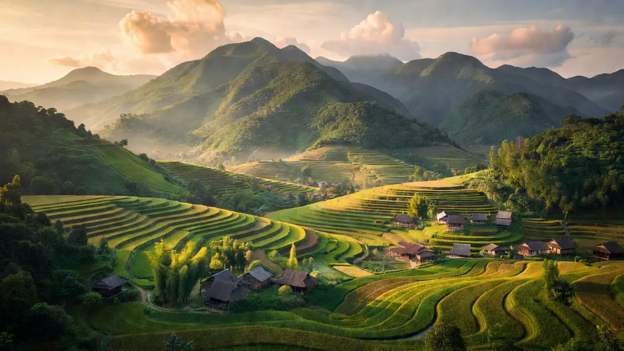 Cảnh đẹp xã Tiền Phong huyện Đà Bắc, Hòa Bình với núi non hùng vĩ và ruộng bậc thang.