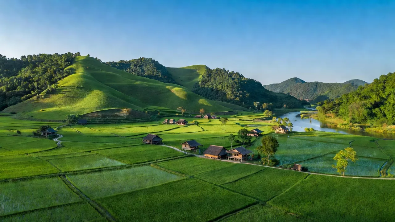 Cảnh đẹp xã Bình Sơn, Huyện Kim Bôi, tỉnh Hòa Bình, với đồi núi và cánh đồng xanh.