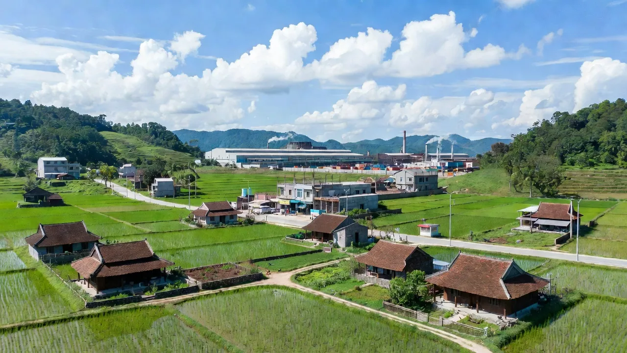 Khung cảnh Xã Hòa Sơn, huyện Lương Sơn, có cảnh đẹp thiên nhiên và phát triển đô thị.