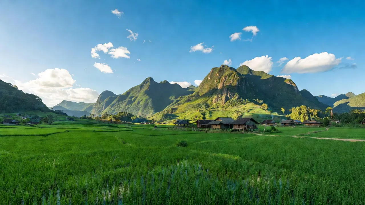 Cảnh đẹp xã Thành Sơn, huyện Mai Châu, Hòa Bình với núi non, cánh đồng, bầu trời trong xanh.