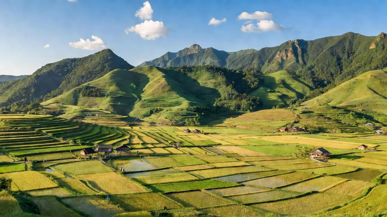 Khung cảnh xã Lỗ Sơn, Hòa Bình với đồi núi xanh và ánh sáng mặt trời chiếu sáng cánh đồng.